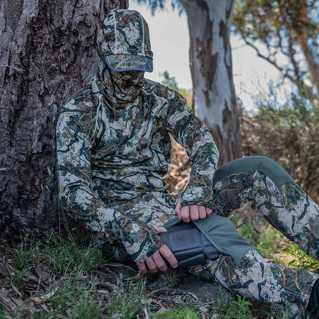 Vented hunting pants with knee pads