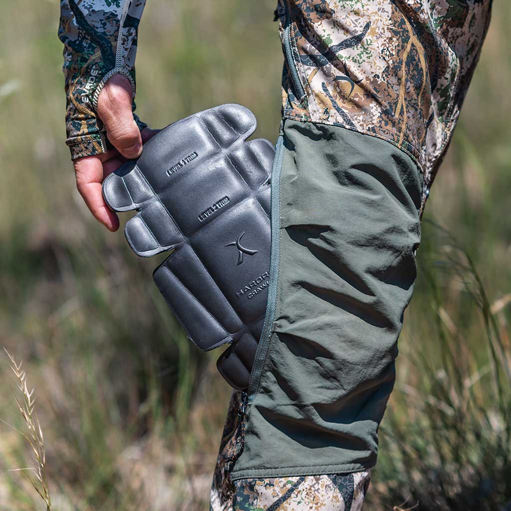 Vented hunting pants with knee pads